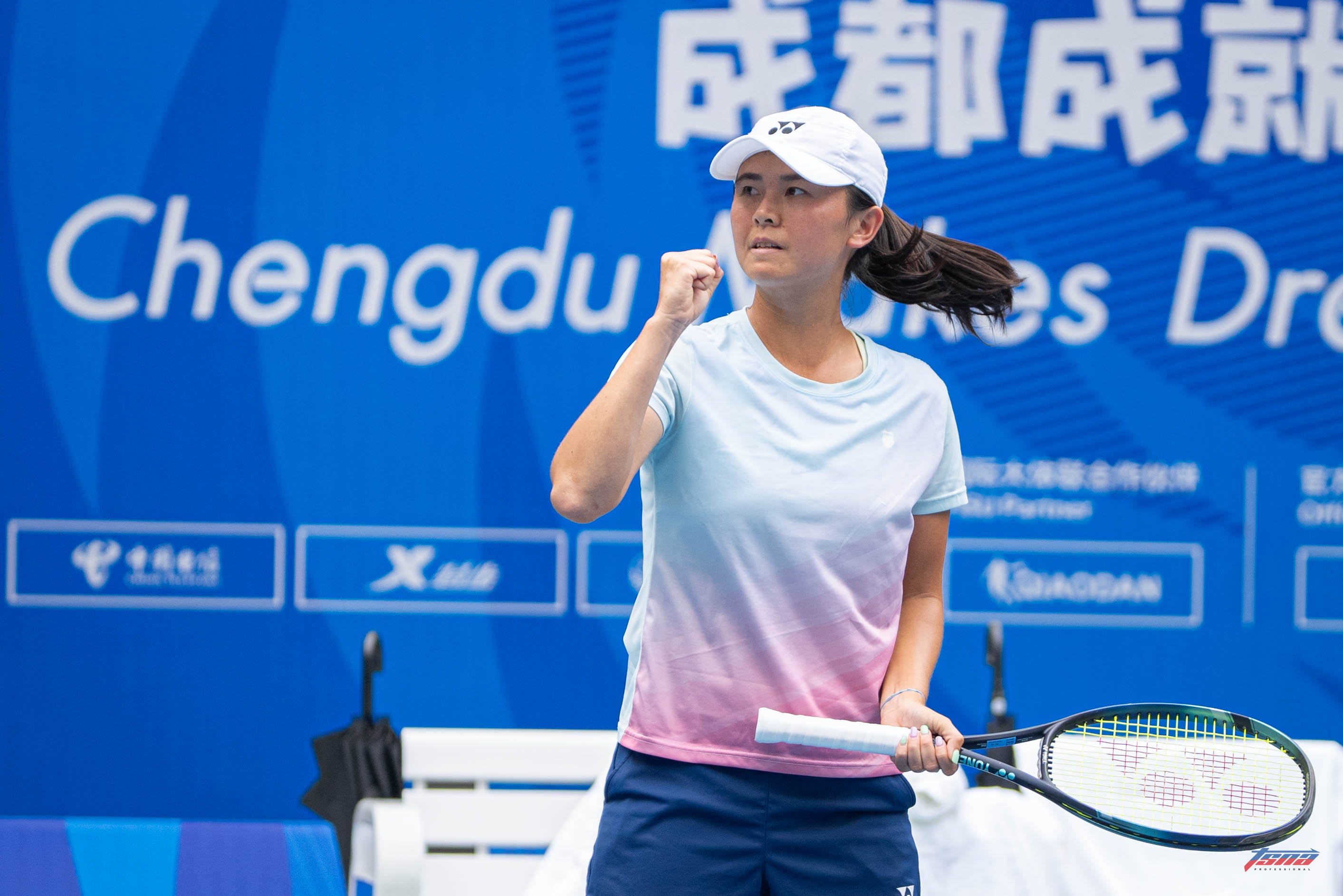 (圖)Chinese Taipei won gold in the women’s doubles at the Chengdu Universiade Tennis player Wu Fang-hsien congratulates herself after hitting the match winning shot.